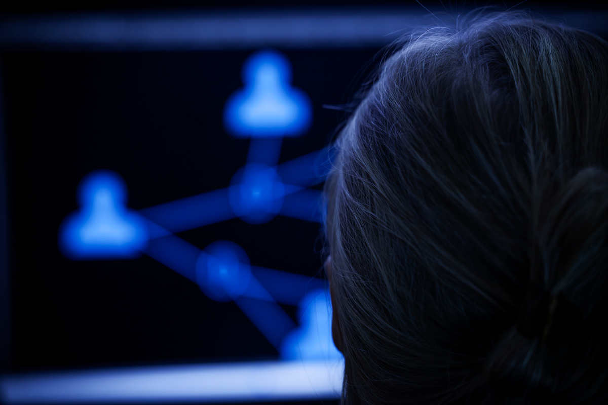 Någon pekar på en skärm med en ritning.